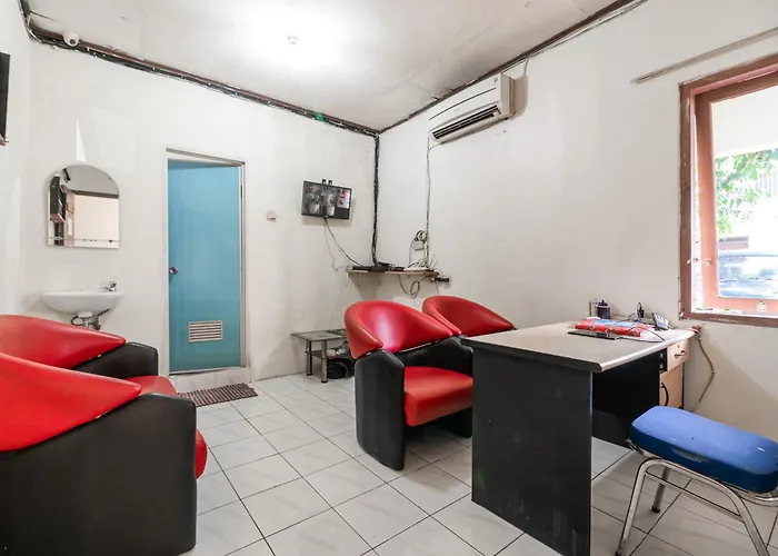 RedDoorz near Pondok Indah Water Park Jakarta